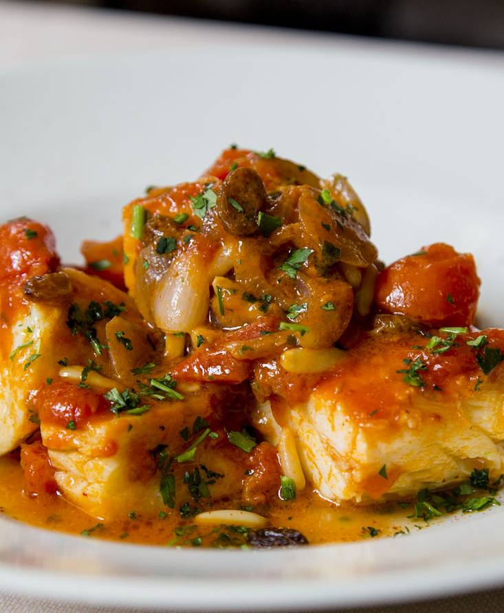 Треска с перцем и томатным соусом