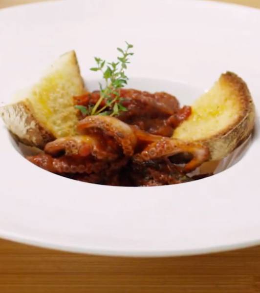 Kleine Kraken in Tomatensauce