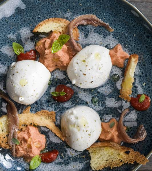 BUFFALO MOZZARELLA BITES WITH TOMATO MOUSSE, ANCHOVIES AND CRISPY BREAD