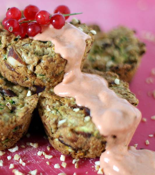 Muffin di zucchine e pomodori secchi e Salsa Aurora vegana