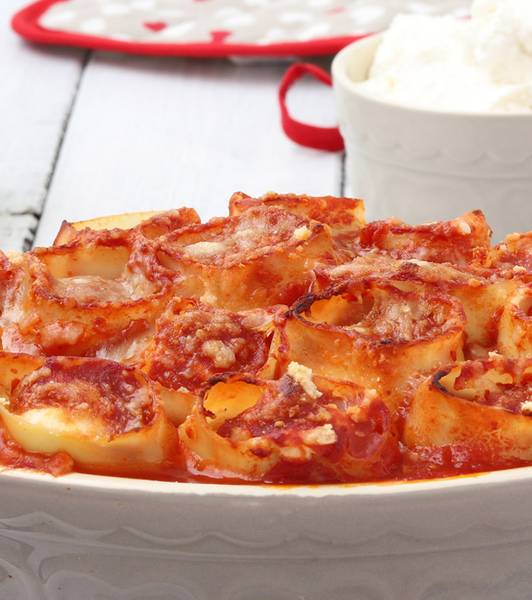 Paccheri ripieni di ricotta al sugo