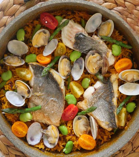 鯛と浅利の春のパエリア、爽やかトマトとサフランの香り