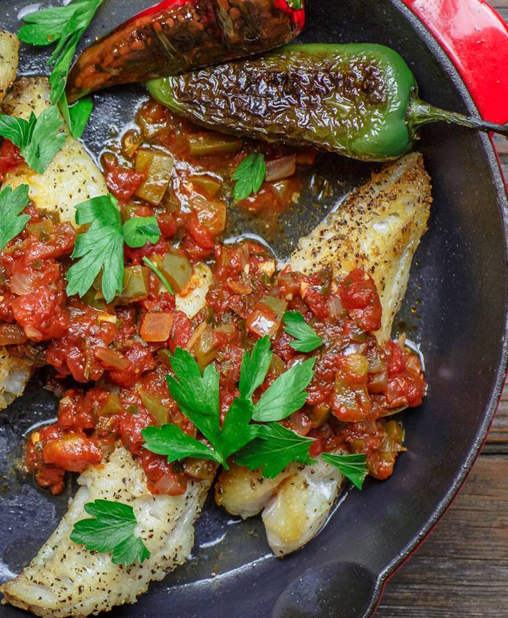 Pescado a la sartén con salsa de tomate con trozos