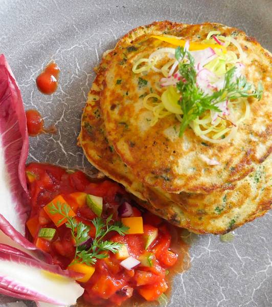 ほうれん草とパセリのパンケーキ、カポナータ添え