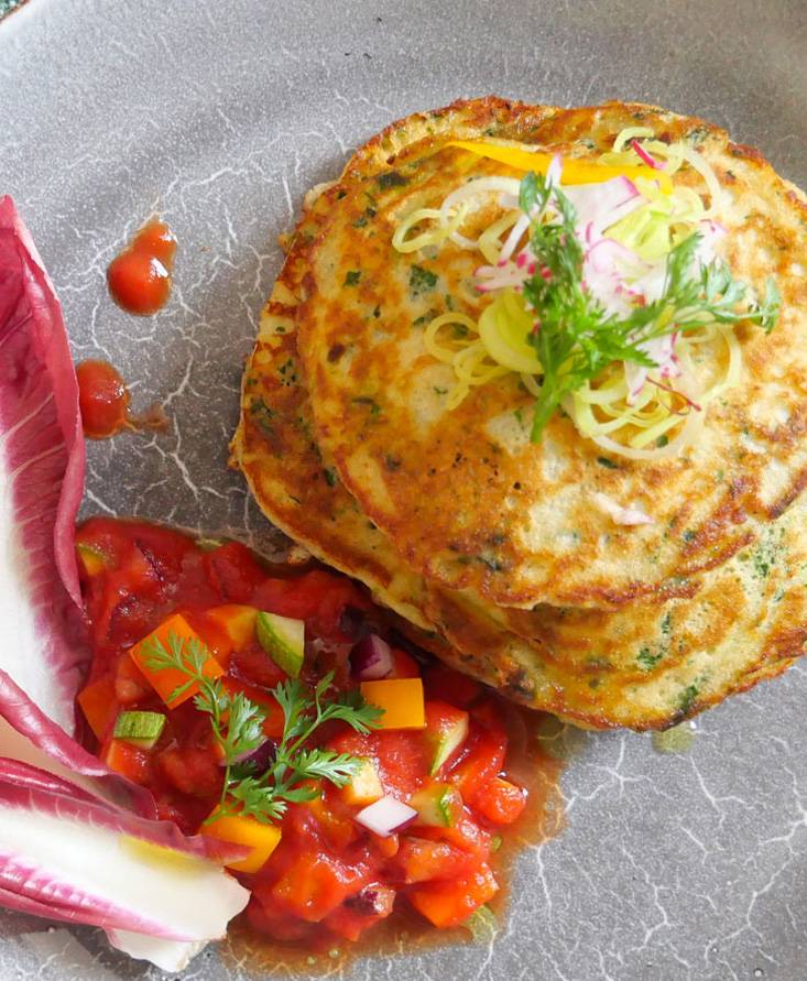 ほうれん草とパセリのパンケーキ、カポナータ添え