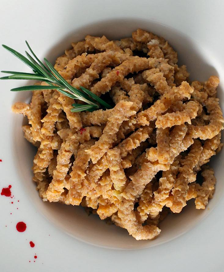 Passatelli di farina di farro aromatizzati al pomodoro e saltati al basilico e burro chiarificato