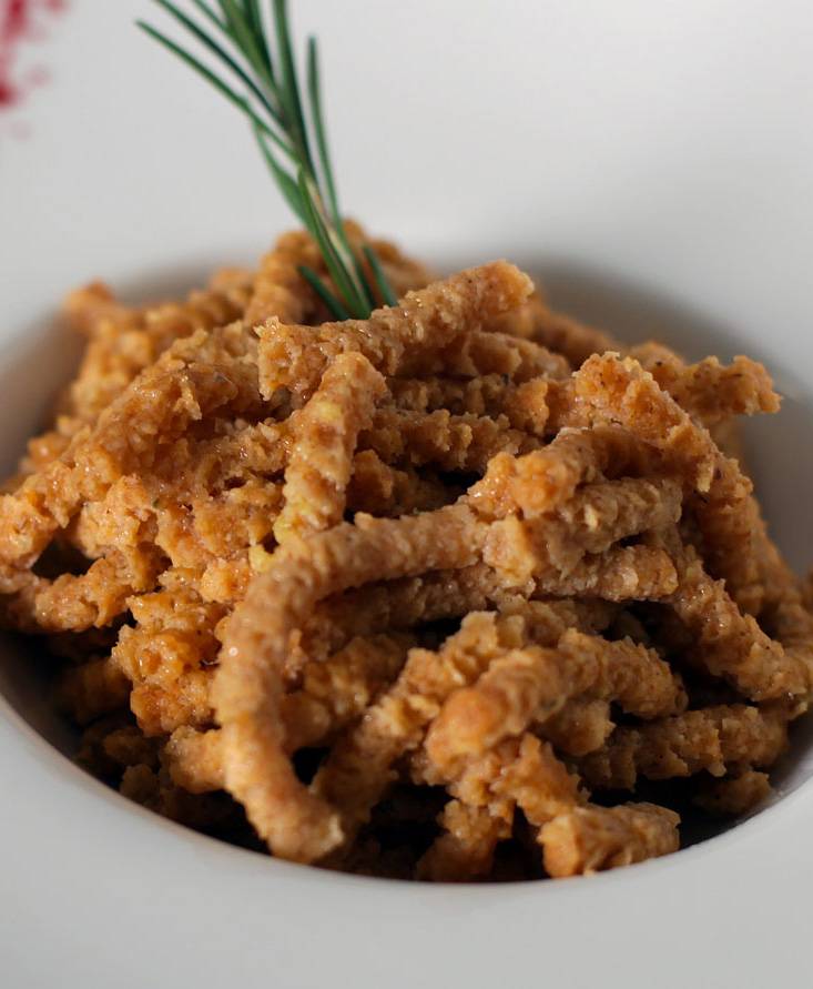 Passatelli di farina di farro aromatizzati al pomodoro e saltati al basilico e burro chiarificato