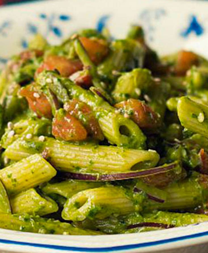 Pasta con pomodorini e pesto di spinaci