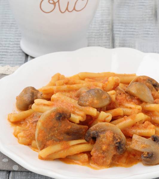 Pasta con pomodoro funghi e panna