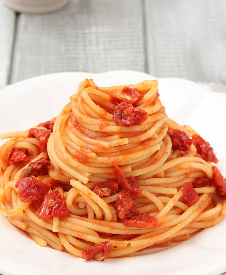 Pasta con sugo ai pomodori secchi