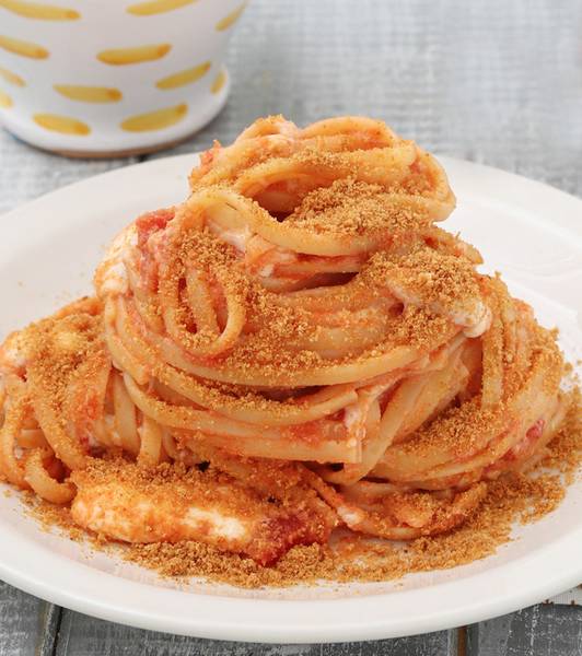 Pasta pomodoro e stracciatella con mollica “Atturrata”