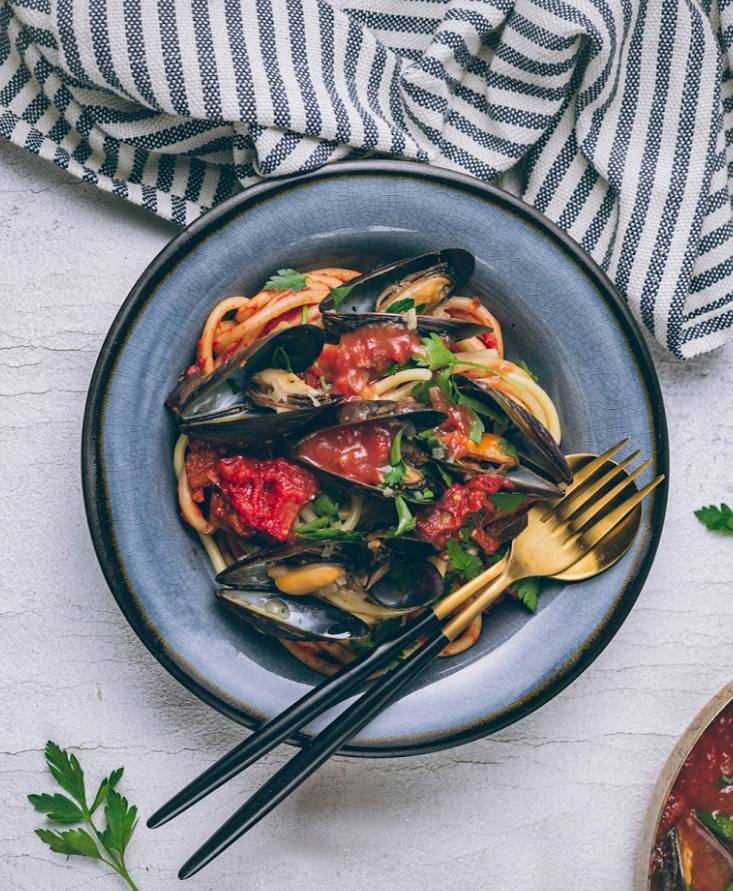 PASTA WITH MUSSELS IN SPICY TOMATO SAUCE