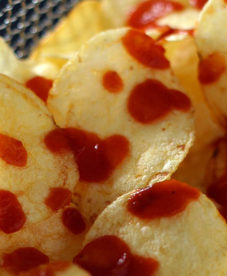 Patatine di chips home made e Ketchup Squeeze Pomì