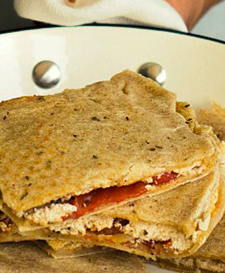Pizza con filetti di pomodoro e ricotta di soia