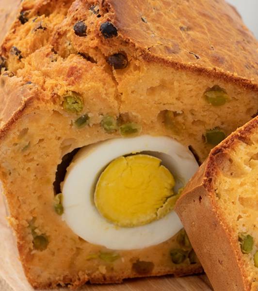 Plumcake con uova sode e piselli