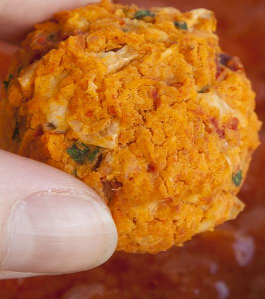 Polpette cannellini, peperoni e sugo alla paprika