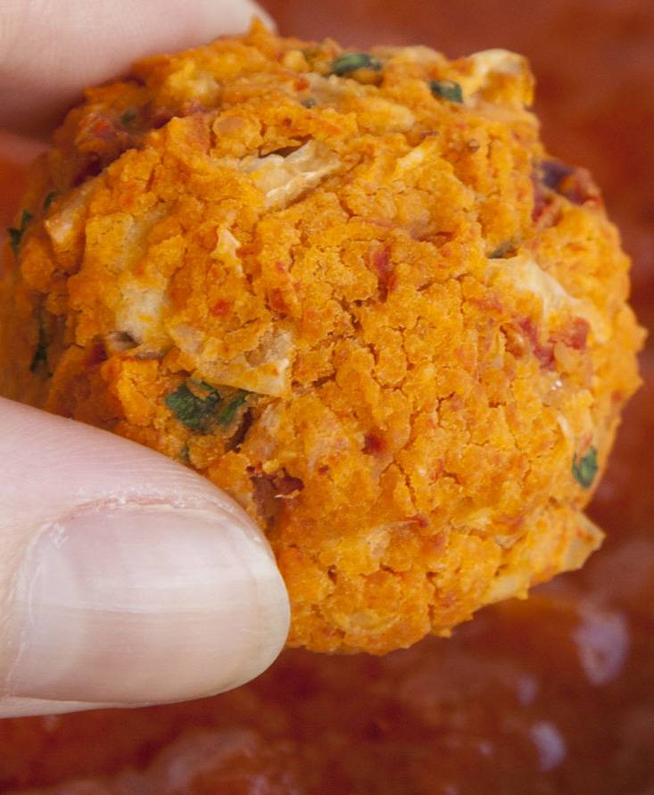 Polpette cannellini, peperoni e sugo alla paprika