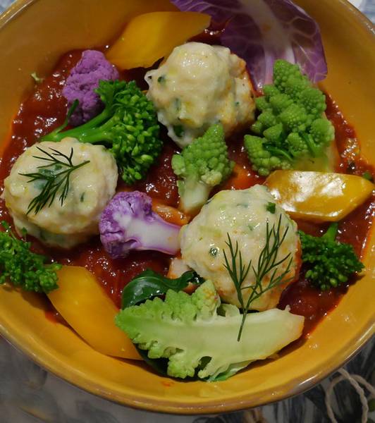 紋甲イカとタラの団子の甘酢トマトソース和え、色とりどりの野菜を添えて