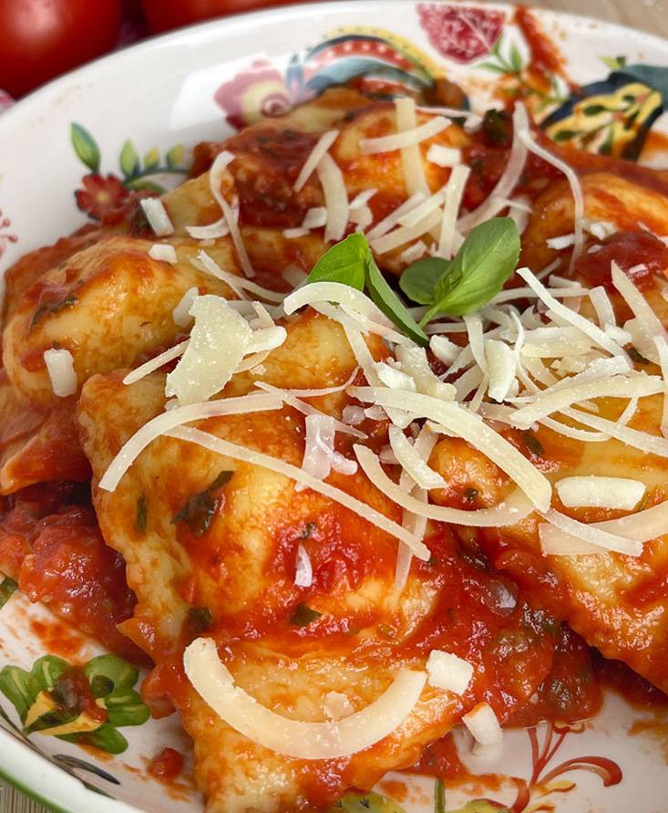 רביולי ללא גלוטן עם רוטב עגבניות