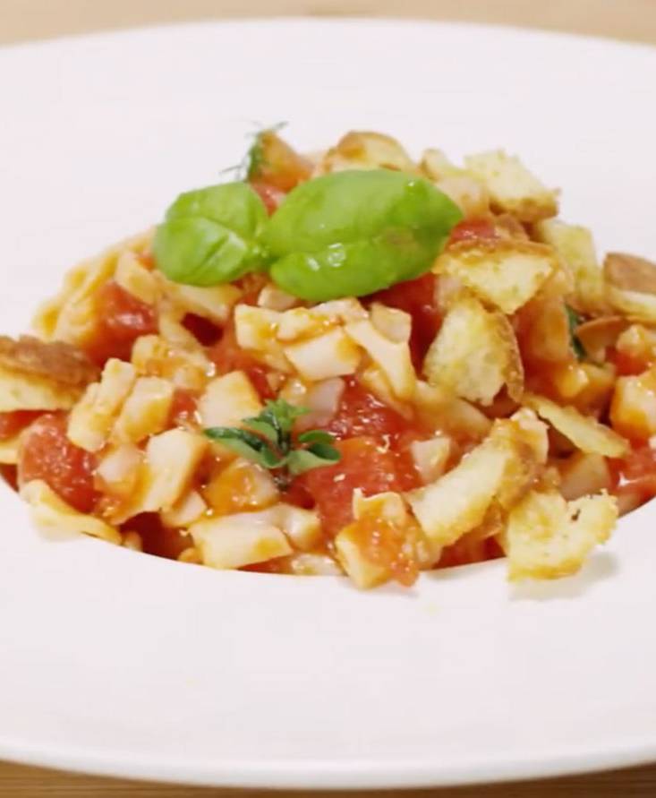 Pasta reginette con miga sofrita y ragú de bacalao