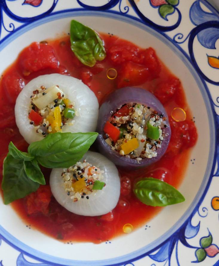 玉葱のキノアサラダ詰め、冷たいバジル風味のトマトスープで