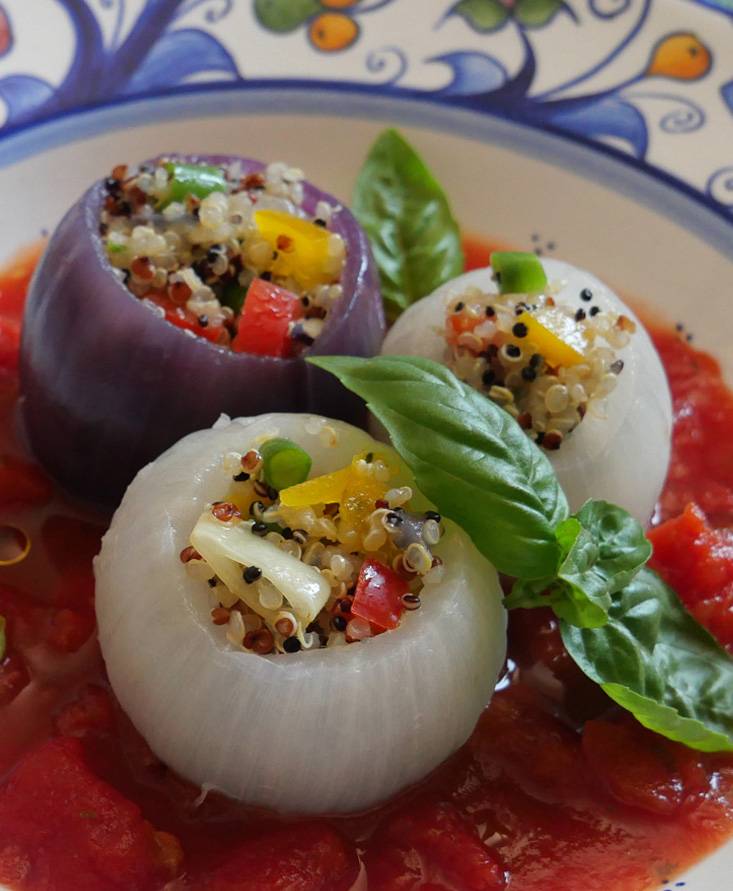 玉葱のキノアサラダ詰め、冷たいバジル風味のトマトスープで
