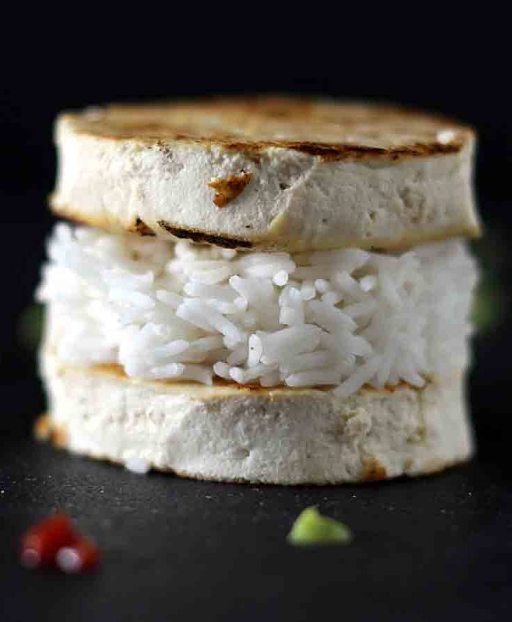 Riso basmati, tofu grigliato e salsina di pomodoro e rucola