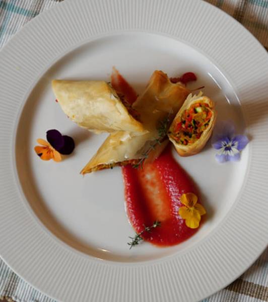 彩り野菜のパリパリロールパプリカとトマトのソース添え