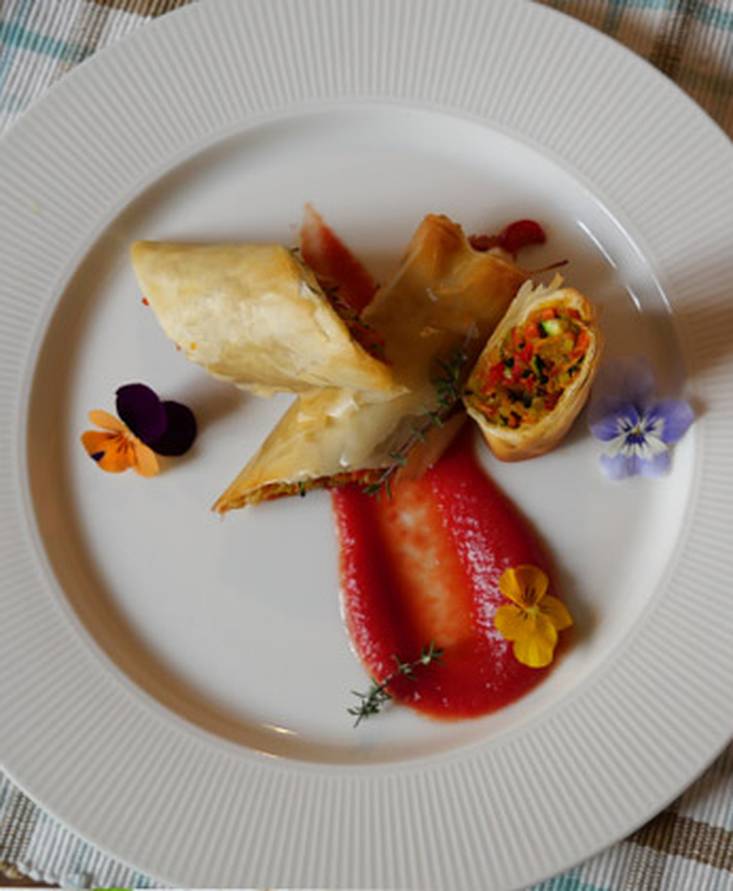 彩り野菜のパリパリロールパプリカとトマトのソース添え