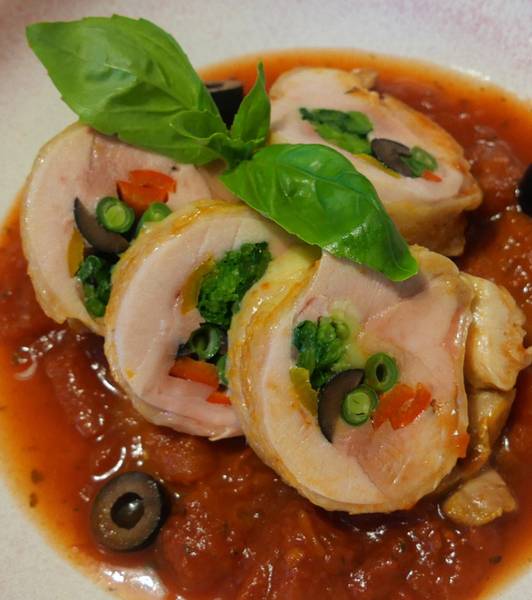 バジルが薫るトマトソースのチキンロール