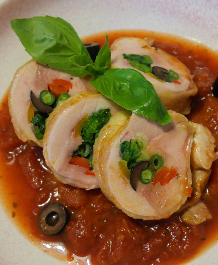 バジルが薫るトマトソースのチキンロール