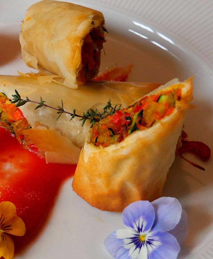 彩り野菜のパリパリロールパプリカとトマトのソース添え