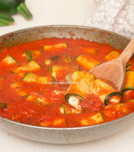 Rotolini di zucchine al sugo