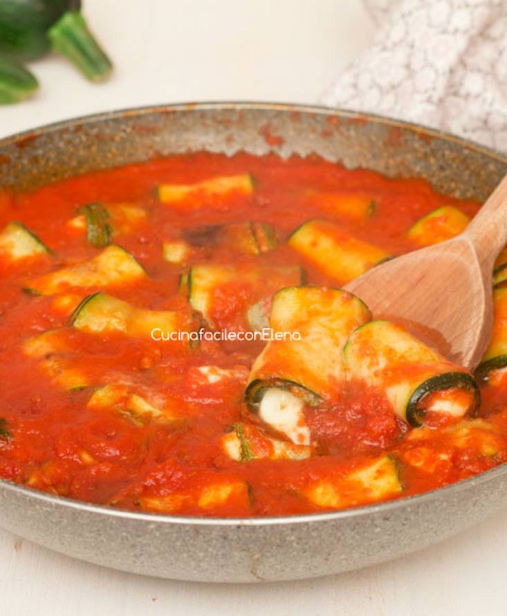 Rotolini di zucchine al sugo