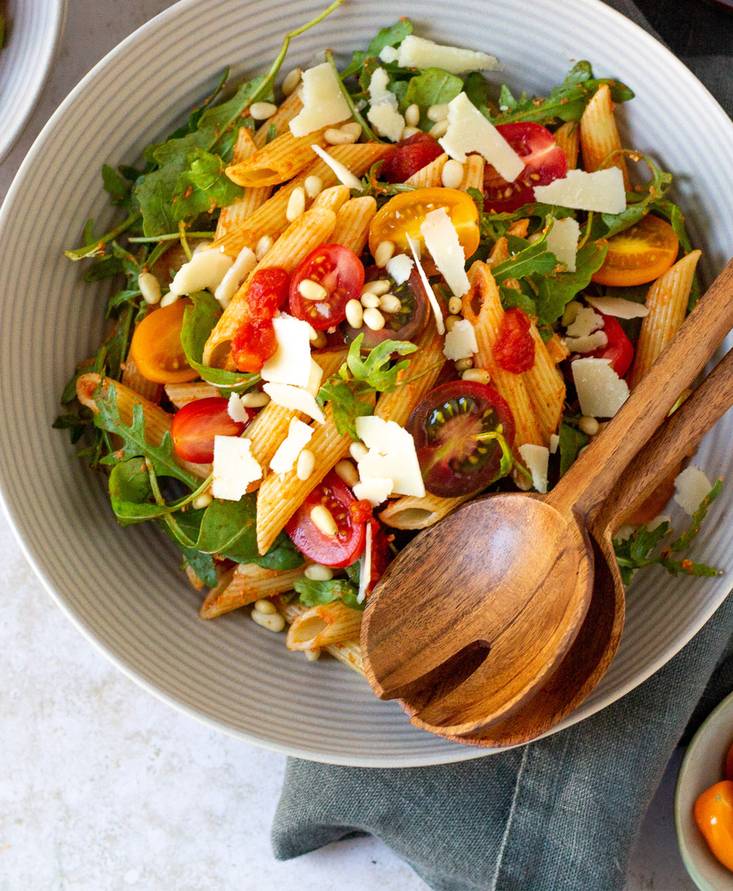 Nudelsalat mit Pesto Rosso, Rucola und Parmesan