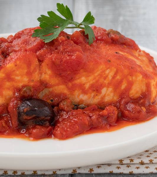 Filetti di salmone al pomodoro con olive e capperi