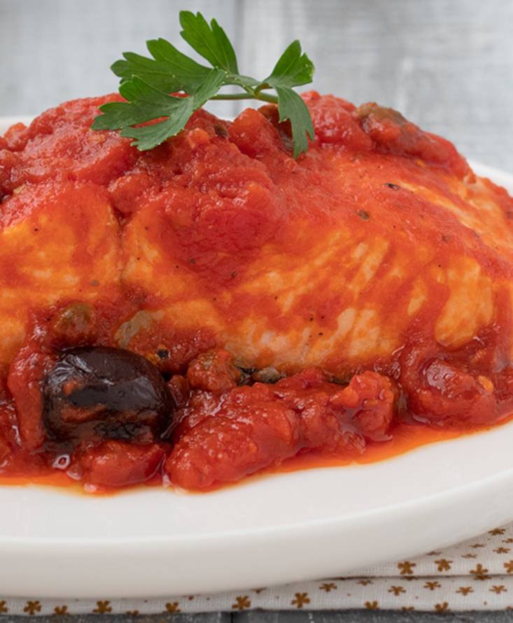 Filetti di salmone al pomodoro con olive e capperi