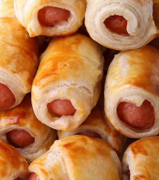 Сосиски в дрожжевом тесте с сыром