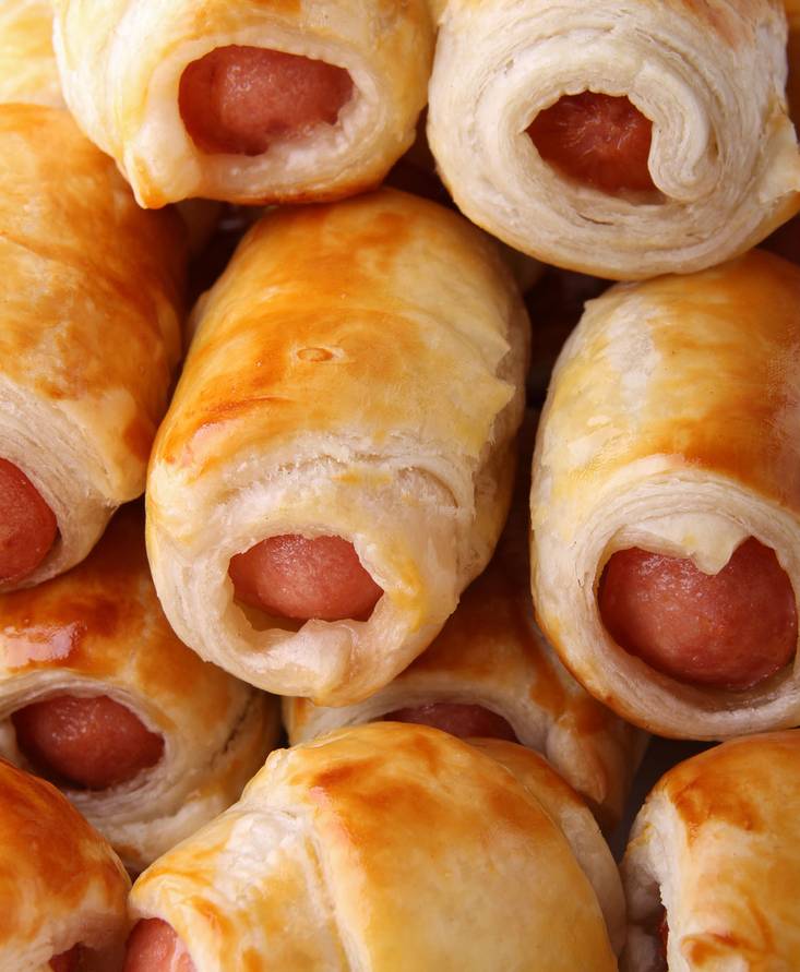 Сосиски в дрожжевом тесте с сыром