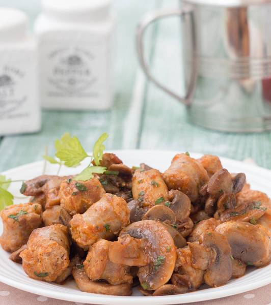 Salsiccia e funghi al sugo