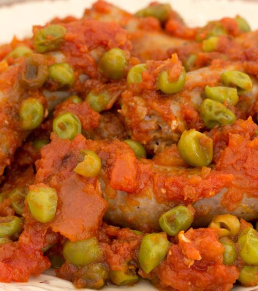 Salsiccia e piselli al sugo