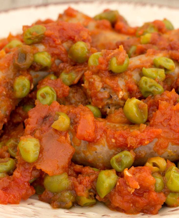 Salsiccia e piselli al sugo