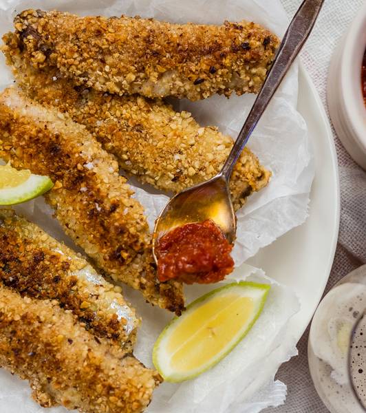 Sardine in crosta di nocciole con salsa di pomodoro piccante senza glutine