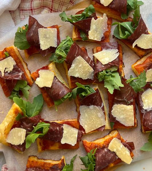 Sfogliatine al pomodoro con bresaola rucola e grana