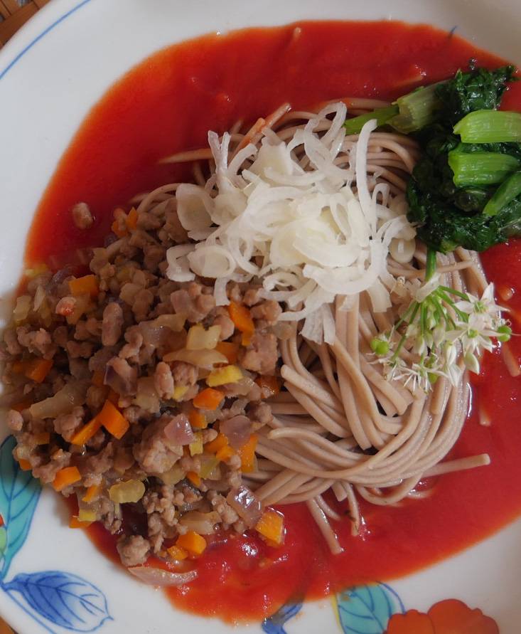 出汁が薫るトマトソースと肉みそのお蕎麦