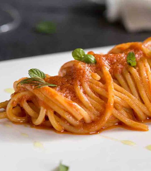 Spaghetti ristorati nel succo di pomodoro con olio evo