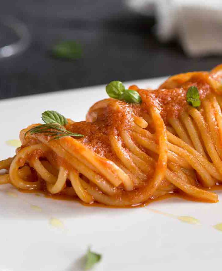 Spaghetti ristorati nel succo di pomodoro con olio evo