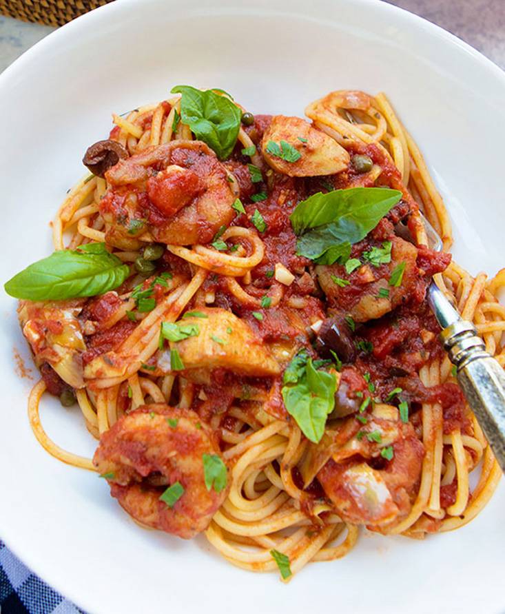 Spaghetti with shrimp and artichokes