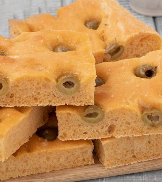 Focaccia rossa alle olive