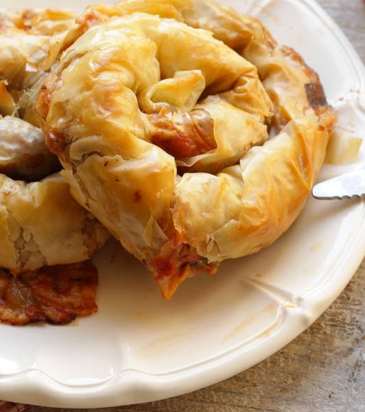 Spirali di pasta fillo con melanzane e pomodoro